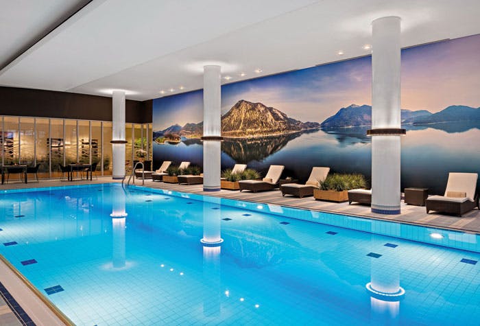 Icon Hotel und Parken Ersparnis Hand und Geldscheine