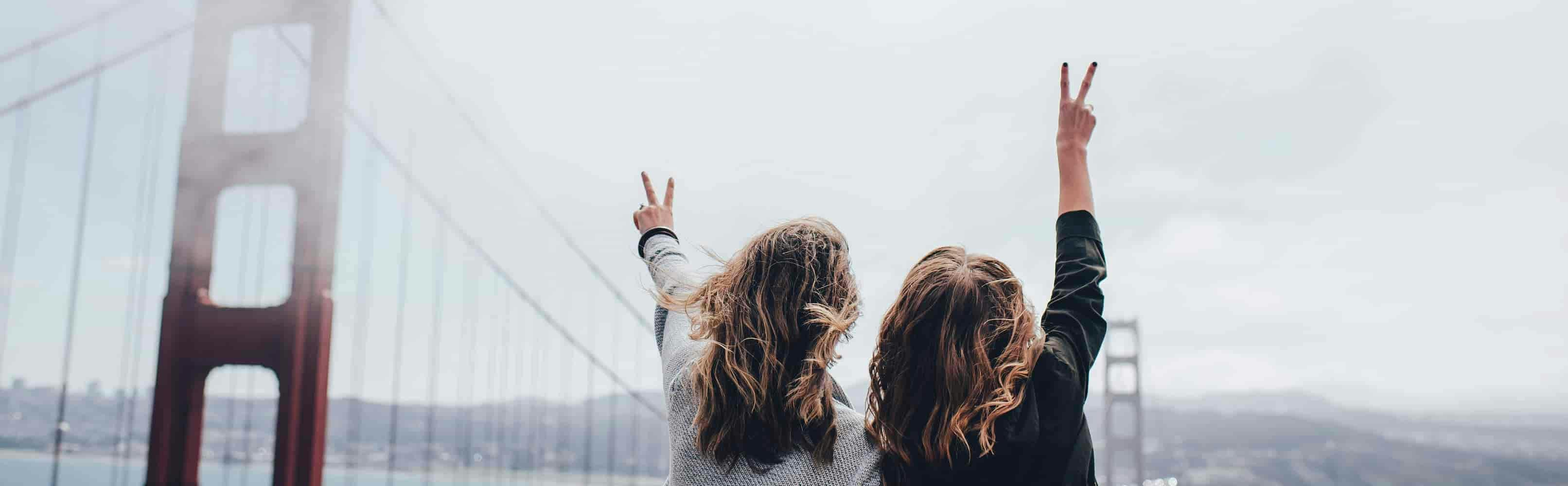 image of two travellers at the golden gate bridge