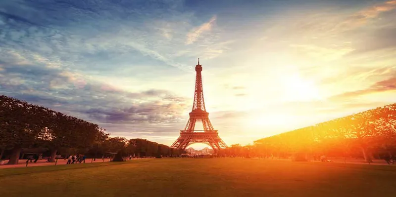  Blick auf den Eiffeltum im Sonnenschein in Paris