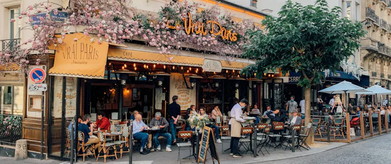 Ein typisch französisches Café in einer Gasse in Toulon mit Tischen und Außenbestuhlung