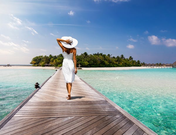 Frau auf einem Steg über dem Meer