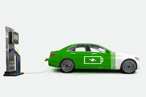 2 Personen in Liegestühlen am Pool bei Sonnenuntergang