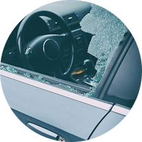 Beschädigtes Autofenster auf Reisen