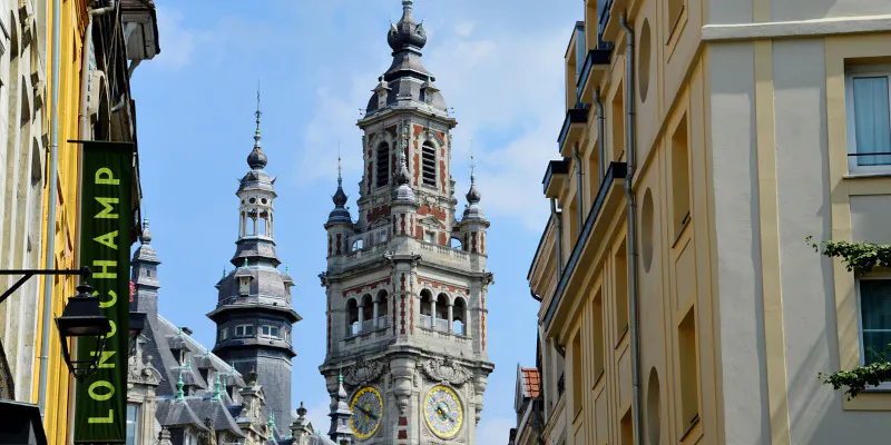 Blick auf den Uhrenturm Chambre of Commerce auf dem Grand Place in Lille