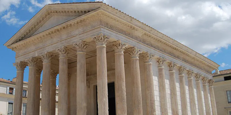 Blick auf den Maison Carrée in Nîmes