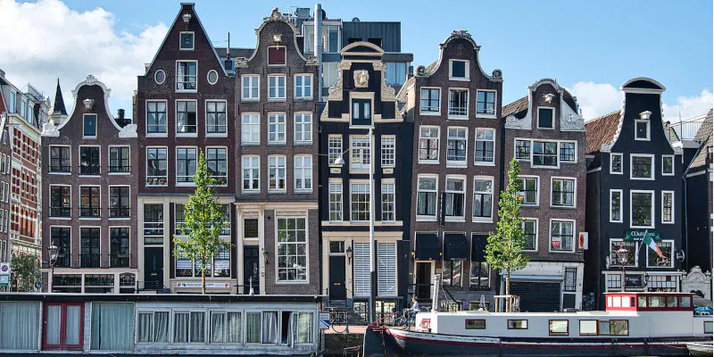 Blick auf Häuserreihe Amsterdam Grachtenfahrt