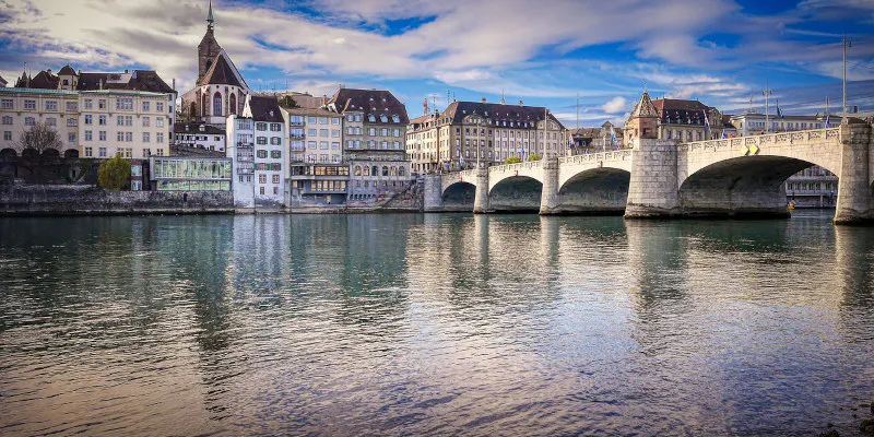 Blick auf die Mittlere Brücke mit Häusern