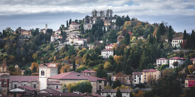 Blick auf Bergamo mit Häusern und Bäumen