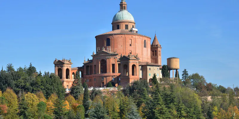 Blick auf die Wallfahrtskirche Bologna