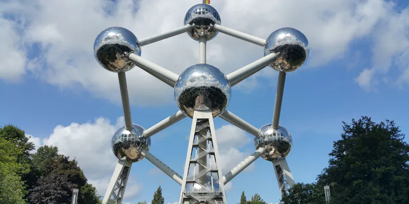 Das Atomium Brüssel im Sonnenschein