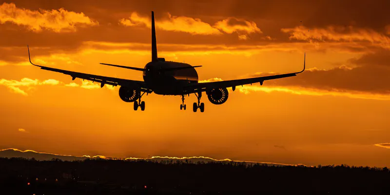Flugzeug bei der Landung im Sonnenuntergang