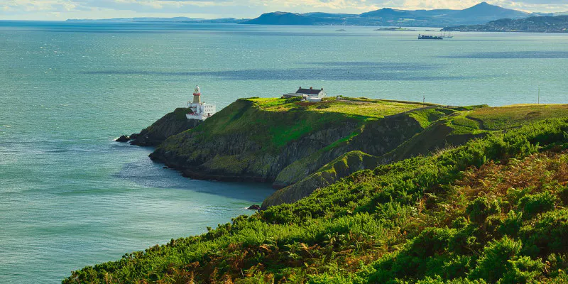 Blick auf die Küste Dublin mit grünen Hügeln