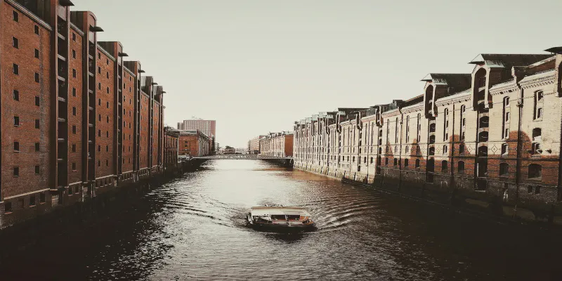 Boot und Häuser Hamburger Kanal