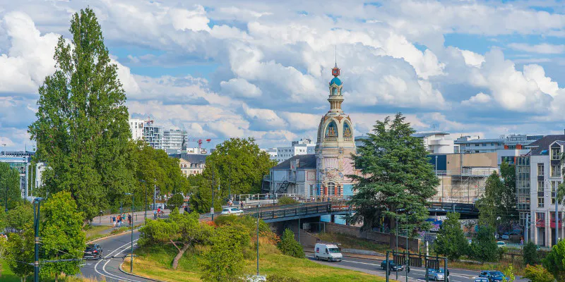 Blick auf Le Lieu Unique Turm Nantes