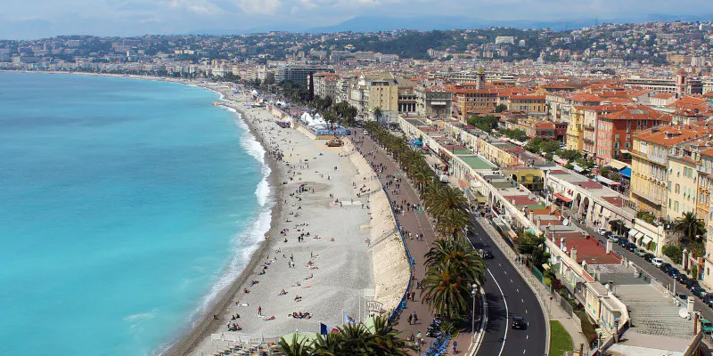 Blick auf Strand-Parade und Stadt Nizza