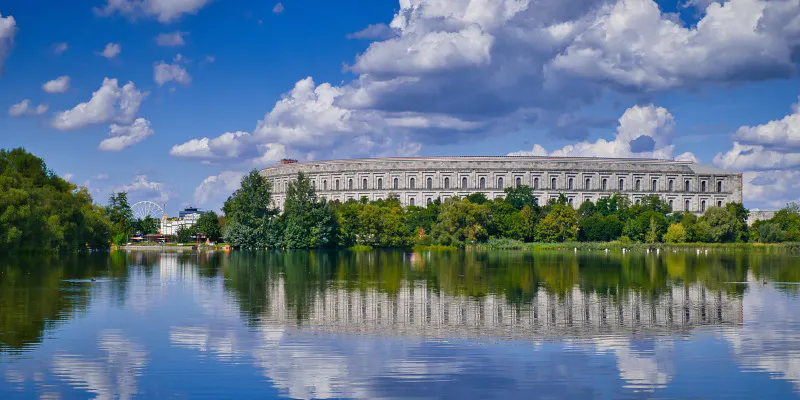 Seitenansicht der Kongresshalle Nürnberg