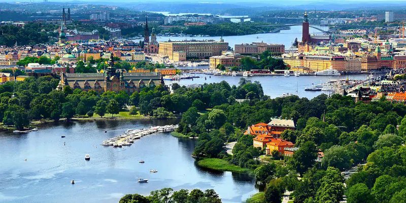 Blick auf Stockholm mit Wasser und Bäumen