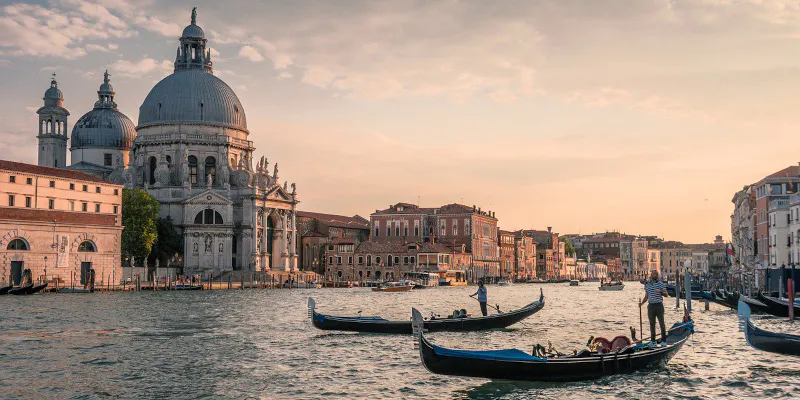 Gondeln auf dem Kanal Venedig