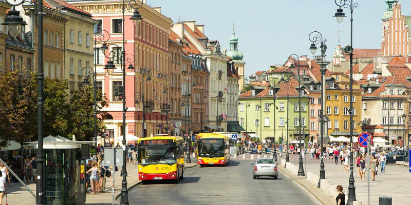 Blick auf die Innenstadt Warschau mit Verkehr und Bussen