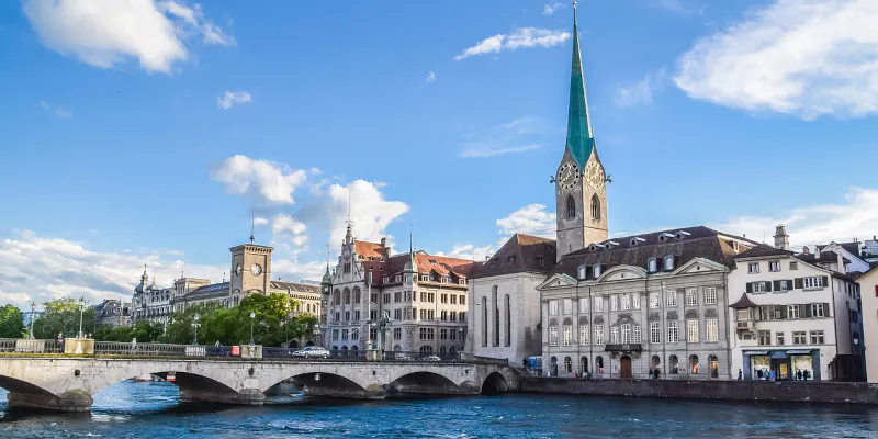 Blick auf Münsterbrücke und Fraumünster Zürich