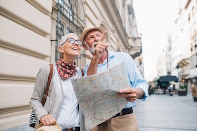Reisen im Alter: Senioren-Paar macht einen Ausflug in der Stadt.