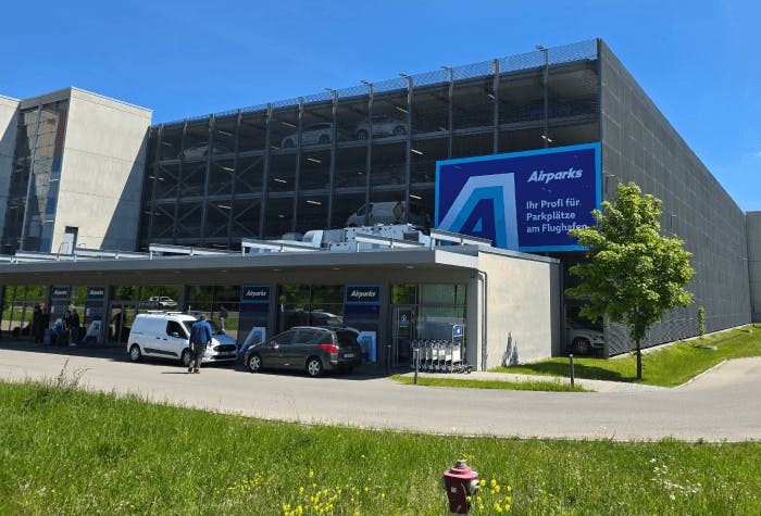 Außenansicht Airparks Parkhaus Laden & Los M&uuml;nchen