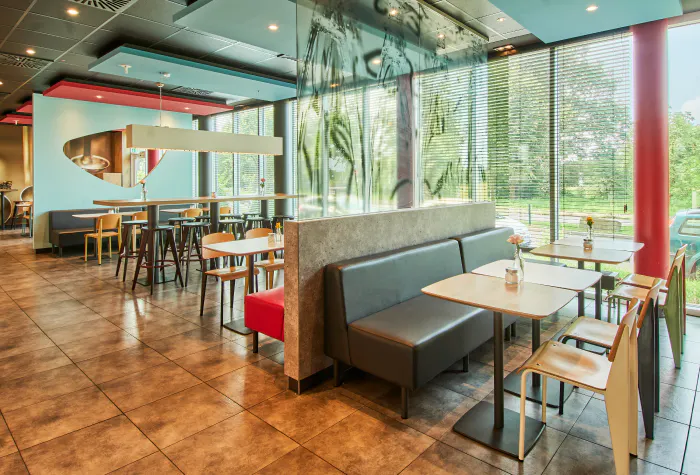Frühstücksbereich B&B Hotel Frankfurt Messe