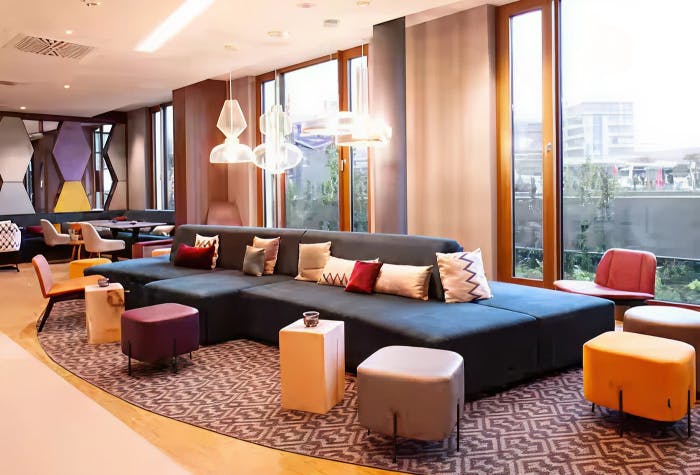 Sitzbereich Hampton by Hilton Stuttgart Airport