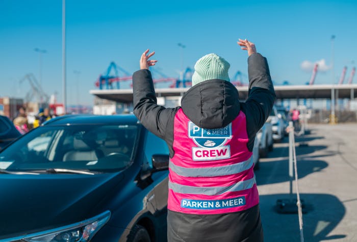 Mitarbeiter rangiert Autos Parken und Meer Parkplatz Hamburg