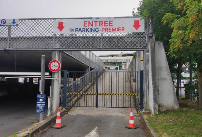 Einfahrt Parkings Premier Parkplatz CDG