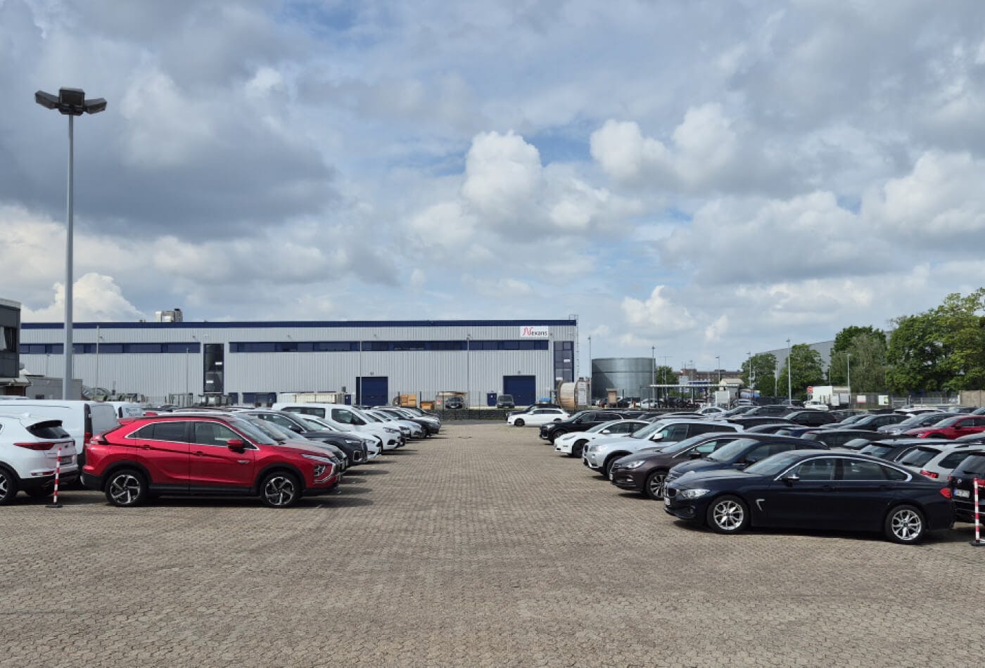 Parkende Autos AeroParkX Parkplatz Hannover