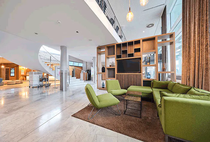 Foyer Holiday Inn Berlin Airport Conference Centre