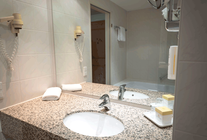 Badezimmer Atomis Hotel Airport Munich by Mercure