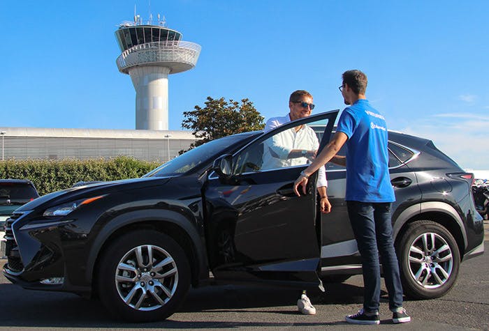 Kunde und Mitarbeiter Blue Valet Parkplatz Marseille
