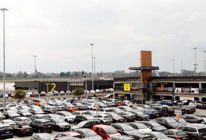 Blick auf den Charleroi Airport P2 Parkplatz