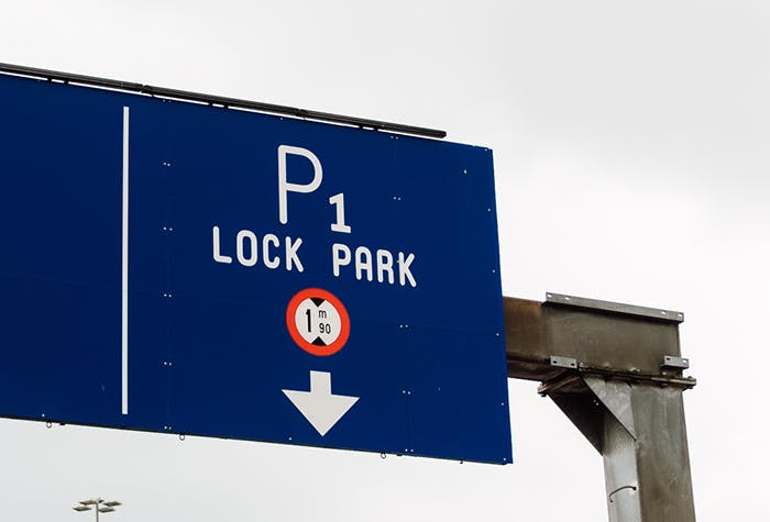 Wegweiser Charleroi Airport P1 Lock Parkhaus