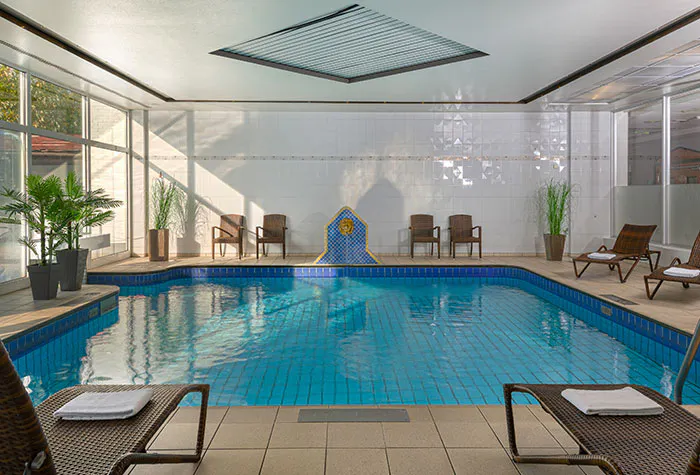 Innenpool Leonardo Hotel Düsseldorf Airport-Ratingen
