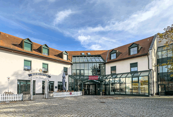Eingang des Atomis Hotel Airport Munich by Mercure