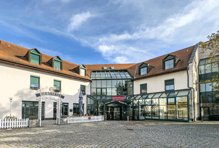 Eingang des Atomis Hotel Airport Munich by Mercure