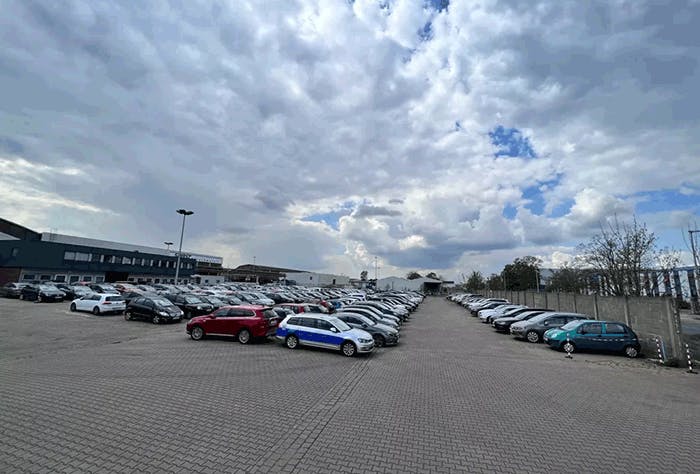 drive&park Parkplatz Hannover Blick auf Autos am drive&park Parkplatz Hannover