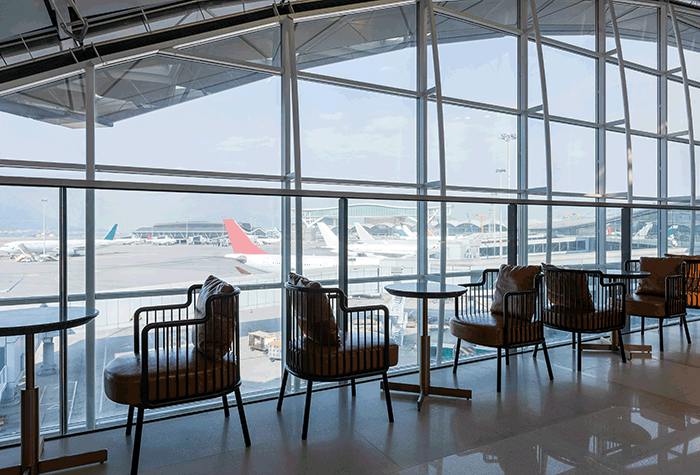 Blick auf die Landebahn in der Plaza Premium Lounge Terminal 1, Gate 60, Hongkong