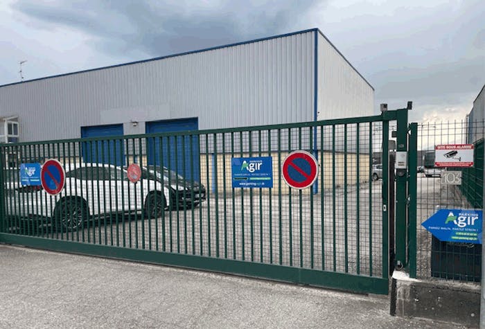 Einfahrtstor Parking Agir Parkplatz Genf