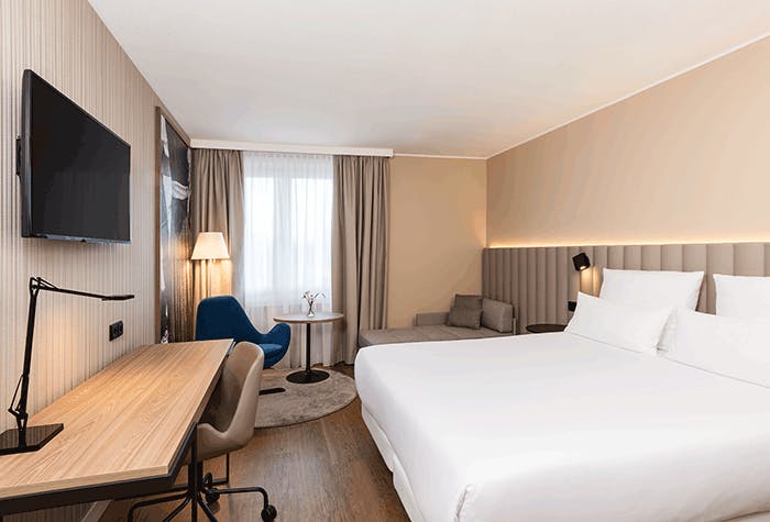 Hotelzimmer NH M&uuml;nchen Airport mit Airparks Parkhaus M&uuml;nchen
