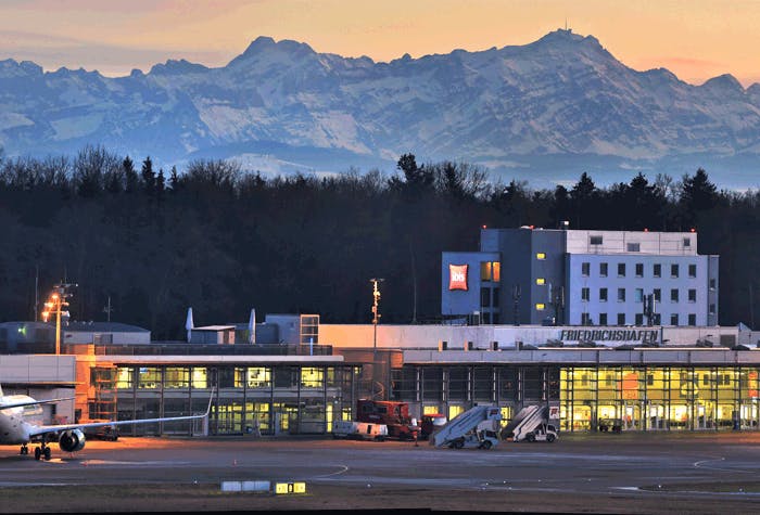 Flughafengebäude Bodensee-Airport Friedrichshafen P4 Parkplatz