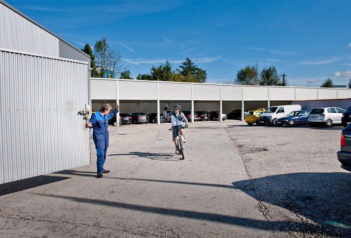 Fahradfahrer am Tor zum Parkplatz-Passau Garage