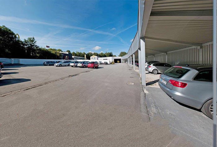 Parkende Autos Parkplatz-Passau Freifl&auml;che