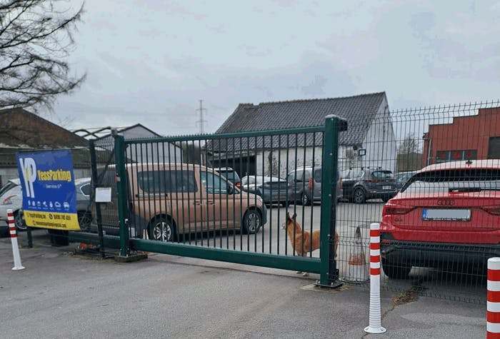 Einfahrtstor Yess Parking Parkplatz Charleroi