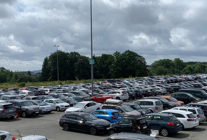 Autos am Flughafen Hahn Parkplatz P2