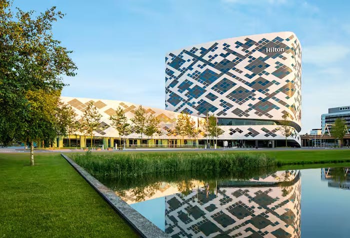 Außenansicht Hilton Amsterdam Airport Schiphol