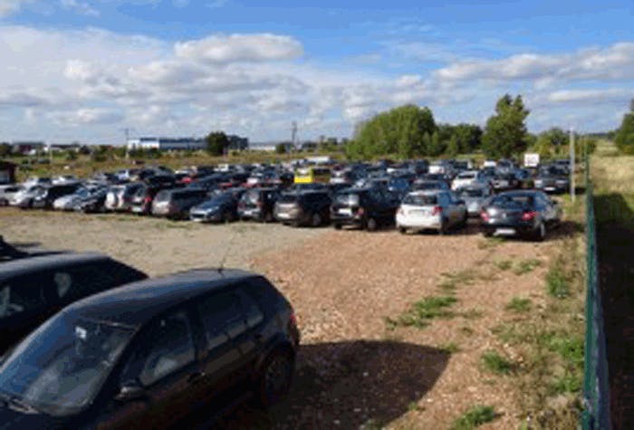 Parkende Autos auf dem Mega Parking Parkplatz Danzig
